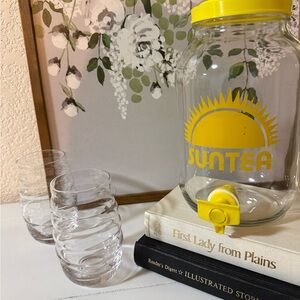 Glass Suntea Dispenser with 2 Glasses
